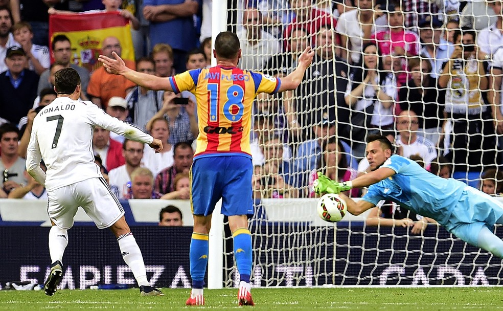 Diego Alves pegou 3 de 4 pênaltis cobrados por Cristiano Ronaldo nos jogos Valencia x Real Madrid (Foto: AFP)