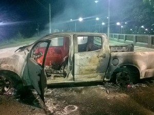 Carro foi queimado em ponte de Barreiras (Foto: Edivaldo Braga/blogbraga)