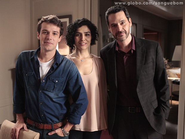 Porta-retrato de família rica: Maurício com os pais, Verônica e Natan (Foto: Sangue Bom/TV Globo)