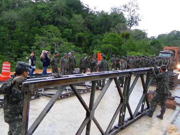 Homens do Exército trabalham na montagem da ponte (Foto: Jackson Salvaterra/TV Amazonas)