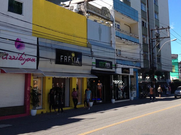 Algumas lojas fecharam no bairro de Nazaré, em Salvador, nesta quarta-feira (Foto: Ruan Melo/G1)