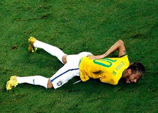 Neymar contusão brasil e Colombia arena Castelão (Foto: Agência Reuters)