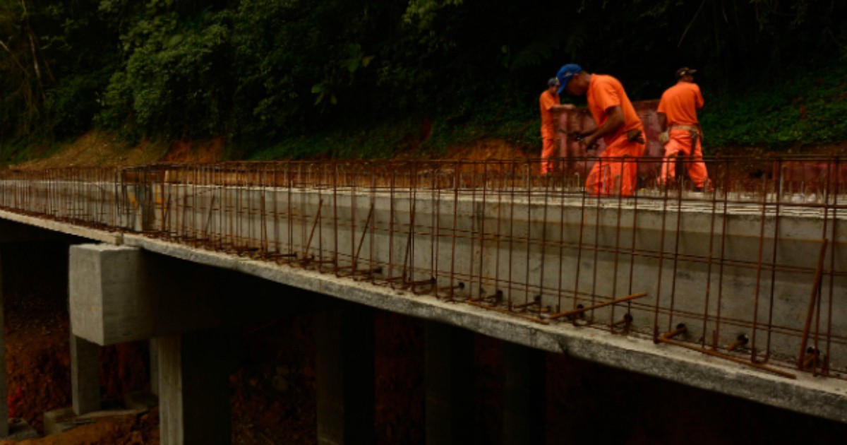 G Depois De Quatro Meses Meia Pista Da Estrada Da Graciosa