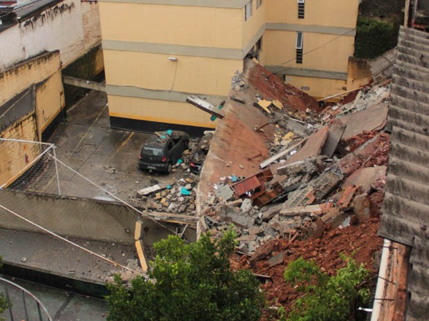Muro caiu sobre carros em condomínio (Foto: Marco Ambrosio/Estadão Conteúdo)