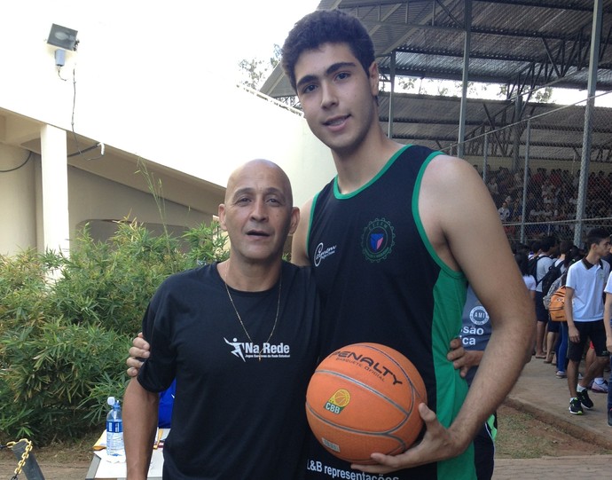 Evandro Adome Júnior e seu treinador (Foto: Marina Frossard)