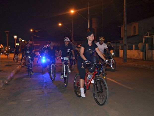 Ciclistas usaram blusas e balões pretos durante cicleata realizada na quinta-feira (17) (Foto: Aline Nascimento/G1)
