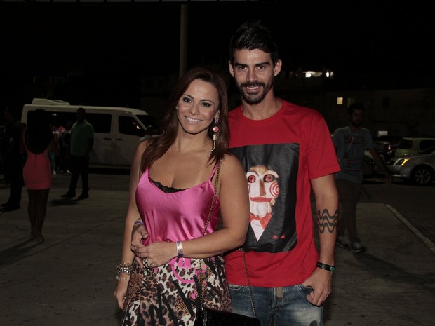 Viviane Araújo e o noivo, Radamés, em show no Rio (Foto: Isac Luz/ EGO)