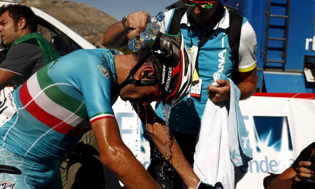 Vincenzo Nibali se refresca ao fim dos 158,7 km da segunda etapa da Volta da Espanha