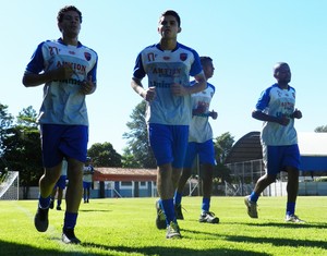Antes da apresentação oficial, jogadores correram no campo (Foto: Ifronteira / Valmir Custódio / Cedida)
