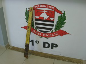 Pedaço de pau teria sido usado para agredir carcereiro (Foto: Laércio Ribeiro/ O Diário de Mogi)