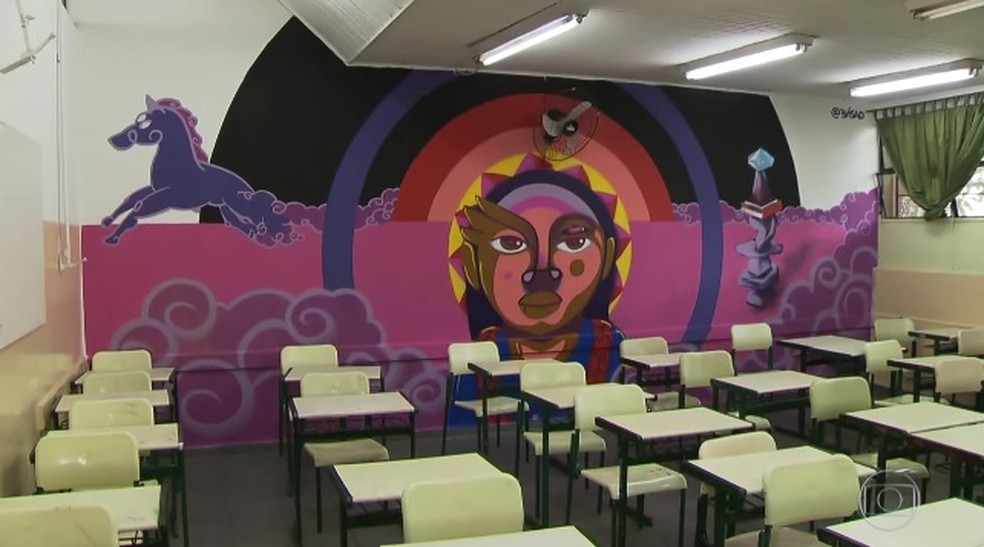 Paredes de salas de aula foram grafitadas por artistas na Grande SP (Foto: Reprodução/TVGlobo)