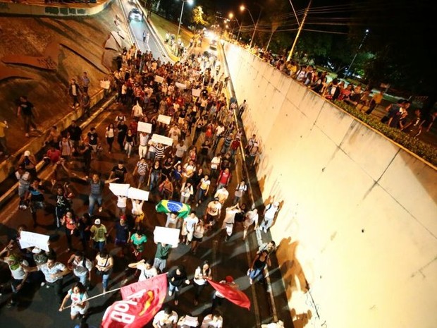 Após se concentrarem em frente ao Palácio do Governo, manifestantes voltam para Avenida Fernandes Lima. (Foto: Jonathan Lins/G1)