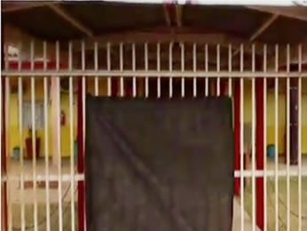 Faixa de luto tinha sido colocada após morte de aluno em Mato Grosso. (Foto: Reprodução/TVCA) Faixa de luto tinha sido colocada após morte de aluno em Mato Grosso. (Foto: Reprodução/TVCA)