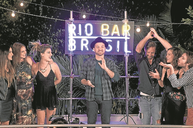 Guga Rocha nos bastidores das gravações de 'Rio bar Brasil' (Foto: Fox)