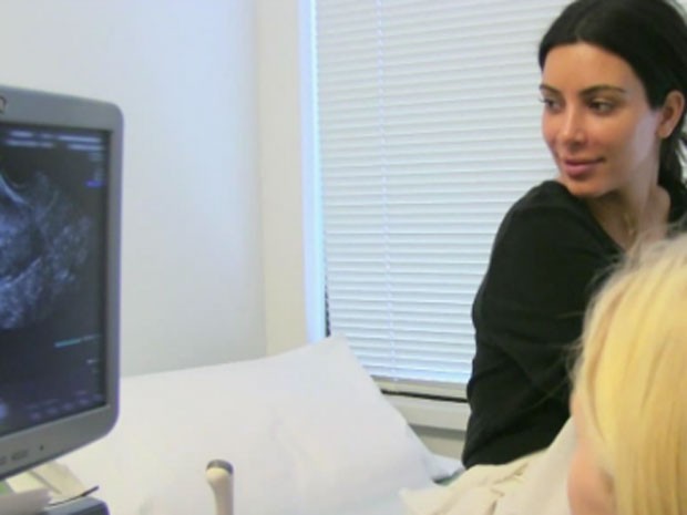 Kim Kardashian faz exame de gravidez (Foto: Repdrodução)