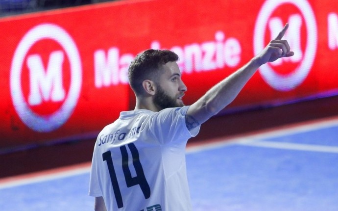 Corinthians anuncia a contratação do ala Xande: 