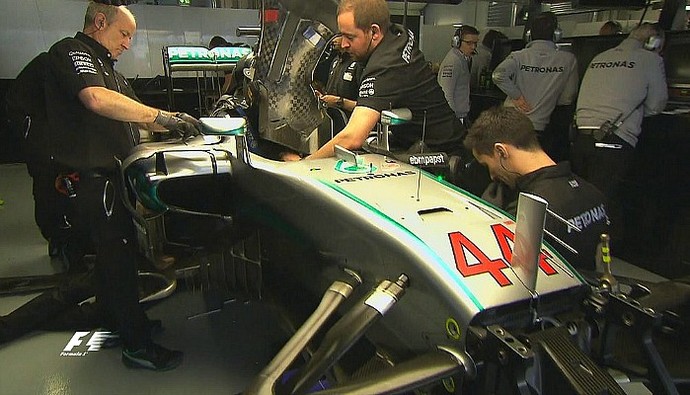 Carro de Lewis Hamilton sendo desmontado nos boxes do GP da Rússia (Foto: Reprodução / FOM)