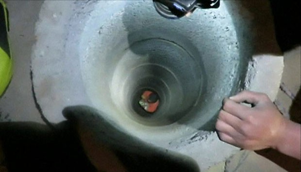 Criança foi resgatada por bombeiros após cair em um poço (Foto: Reprodução/BBC) Criança foi resgatada por bombeiros após cair em um poço (Foto: Reprodução/BBC)