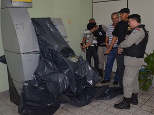 Segundo a polícia, todo o dinheiro do caixa eletrônico foi levado pelos bandidos (Foto: Walter Paparazzo/G1)
