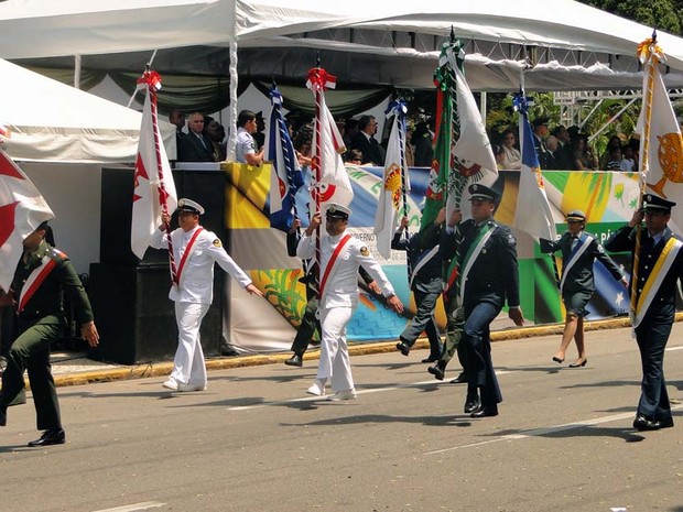 Militares abrem desfile cívico em Natal com bandeiras oficiais do Brasil (Foto: Ricardo Araújo/G1)