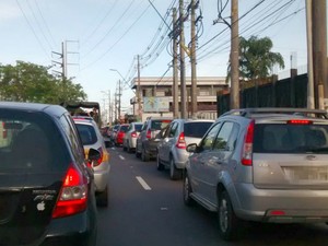 Com protesto, trânsito ficou lento nas vias de acesso ao bairro Ponta Negra (Foto: Suelen Gonçalves/G1 AM)