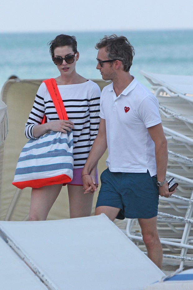 Anne Hathaway e Adam Shulman em praia em Miami, nos Estados Unidos (Foto: Grosby Group/ Agência)
