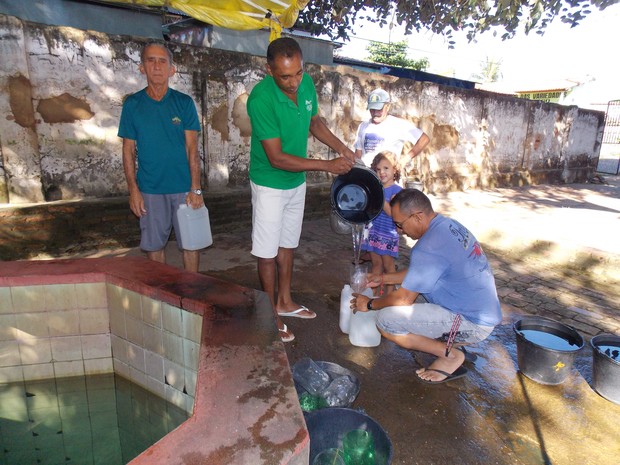 Romeiros aproveitam para banhar nos banheiros construídos no espaço. (Foto: Diêgo Macêdo)