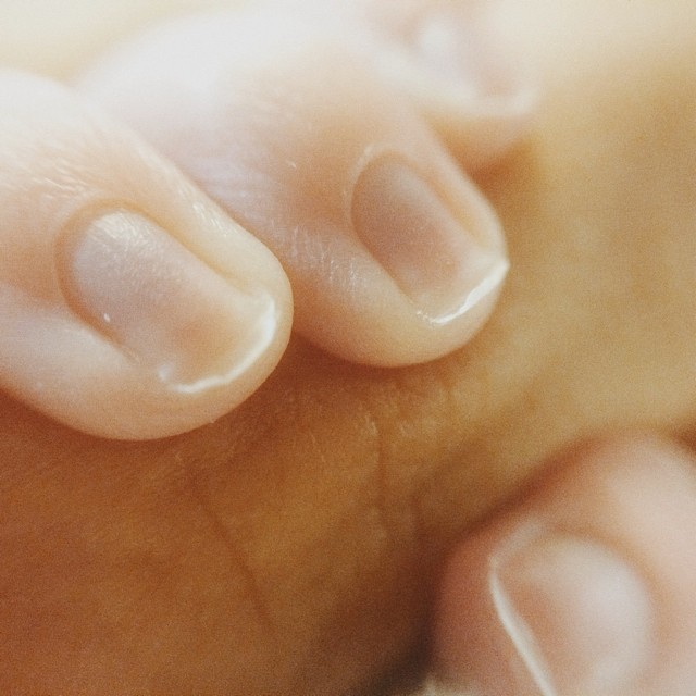 Sandy mostra dedo do filho Theo em rede social (Foto: Reprodução/Instagram)