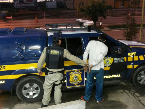 Motorista acelerou e tentou escapar, após policiais ordenarem que parasse (Foto: Divulgação/PRF)