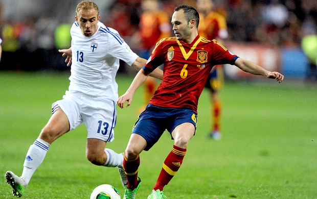 Iniesta jogo Espanha Finlândia (Foto: Reuters)
