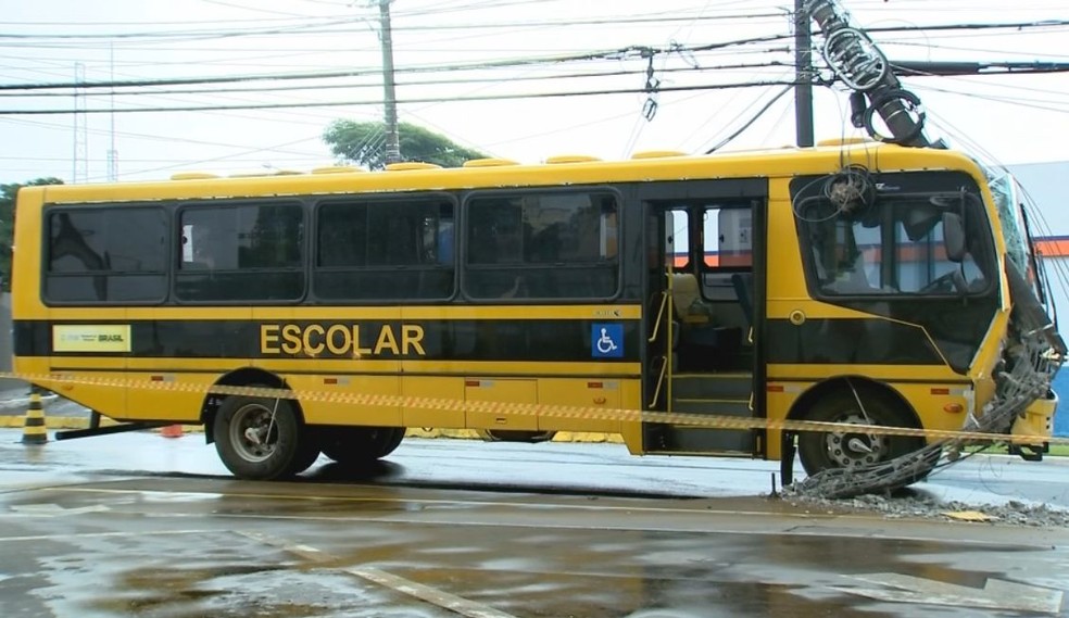 Local precisou ser interditado para a retirar do poste que ficou preso no para-brisas (Foto: Reprodução/ TV TEM )