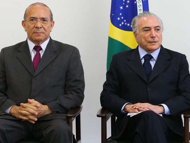 O ministro da Casa Civil, Eliseu Padilha, e o presidente Michel Temer assinam acordo de cooperação técnica com o TSE (Foto: Antonio Cruz/Agência Brasil)