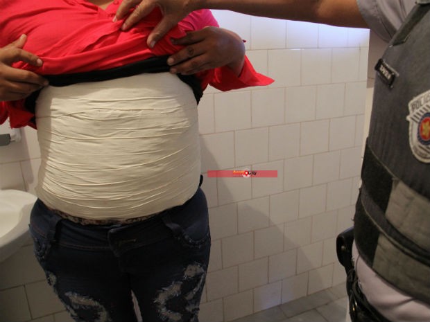 Mulher estava com 3.4 kg da droga em uma cinta feita com esparadrapos (Foto: Assis City/Divulgação)