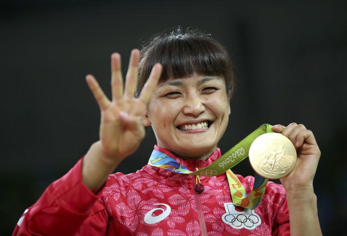 É tetra! Kaori Icho comemora sua quarta medalha de ouro em quatro Olimpíadas (Foto: Toru Hanai / Reuters)