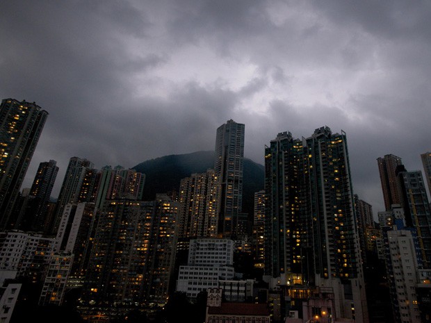 Nuvens escuras na Ilha de Hong Kong anunciam a chegada do tufão Usagi neste domingo (22). (Foto: ALEX OGLE / AFP)