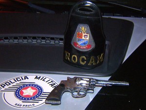 Arma apreendida pela polícia estava com menor de 15 anos em Campinas (Foto: Reprodução / EPTV)