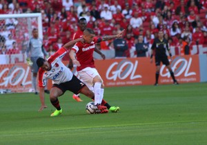 D`Alessandro disputa de bola com André Santos (Foto: Diego Guichard/GloboEsporte.com)