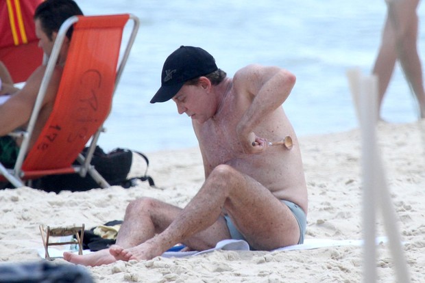 Edwin Luise com colher de pau na praia do Leblon (Foto: André Freitas / AgNews)