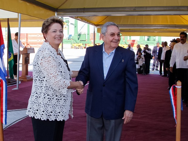 A presidente Dilma Rousseff e o presidente de Cuba, Raúl Castro, nesta segunda-feira (27) (Foto: Roberto Stuckert Filho / PR)
