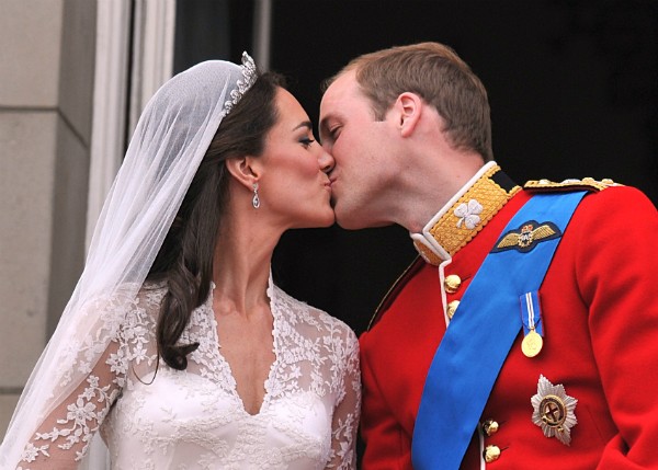 Resultado de imagem para William e Kate  se beijam no lado de fora