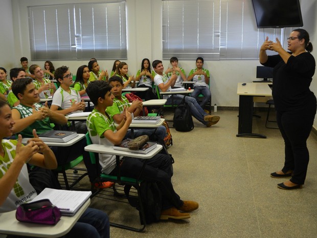 A tradutora e intérprete de Libras, Michelle Ayres, é a responsável por ministrar as aulas no IFRO em Cacoal (Foto: Rogério Aderbal/G1)