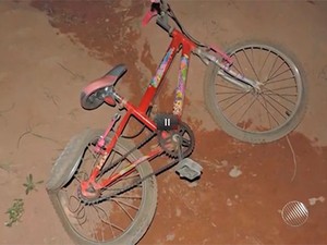Irmãos são atropelados em bicicleta e morrem na Bahia (Foto: Reprodução/TV Bahia)