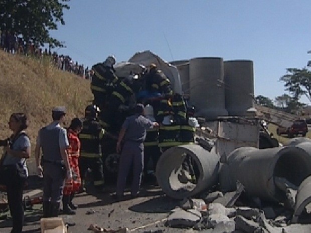 Bombeiros tentam resgatar caminhoneiro em acidente em Araçatuba (Foto: Reprodução/ TV TEM)