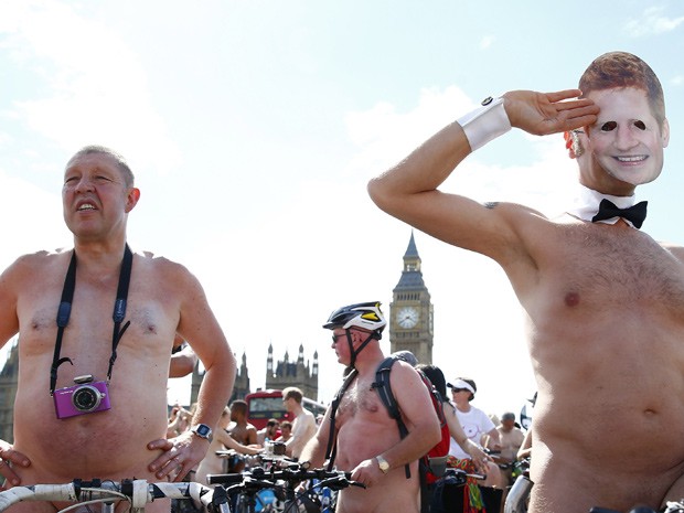 Participantes da 'pedalada pelada' se reúnem em Londres (Foto: Reuters/Andrew Winning)