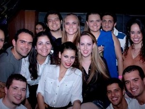 Ingrid (de preto no centro) ao lado dos amigos em um aniversário (Foto: Arquivo Pessoal)