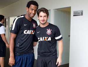Pato e Gil no Corinthians (Foto: Daniel Augusto Jr. / Ag. Corinthians)