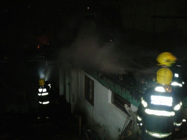 Residência foi destruída pelas chamas em Porto Alegre (Foto: Alessandro Agendes/RBS TV)