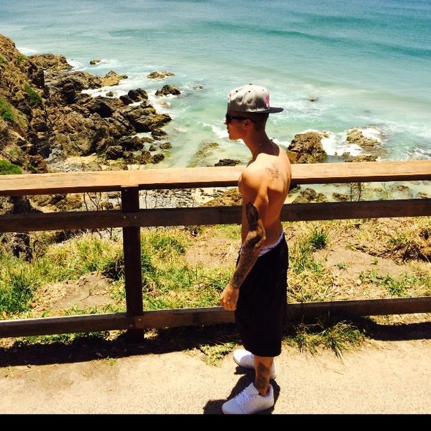 Justin Bieber posa sem camisa a beira mar (Foto: Instagram/ Reprodução)