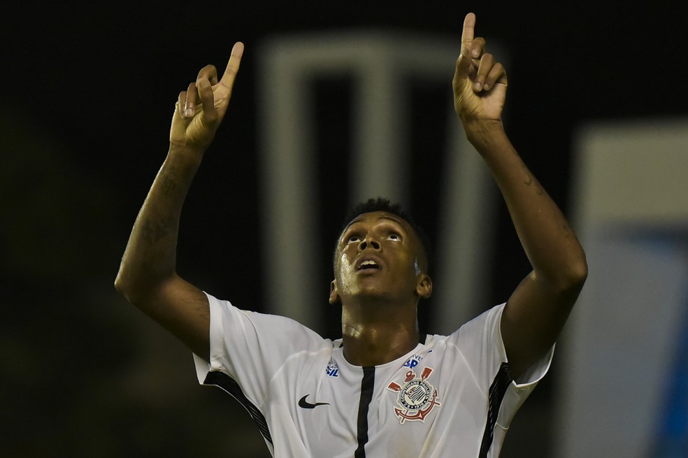 Jô abriu o caminho da goleada corintiana em São Januário (Foto: Thiago Ribeiro/Estadão Conteúdo)