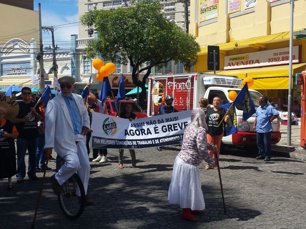 Servidores do INSS em greve fazem passeata em Fortaleza (Foto: Ulisses Lima)